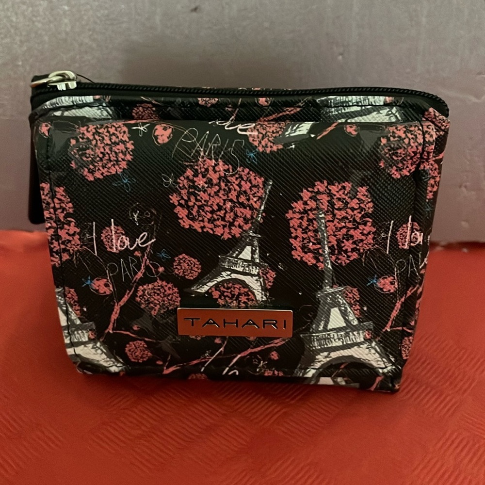 TAHARI RFID women foldable wallet. Multicolored. Vegan leather.